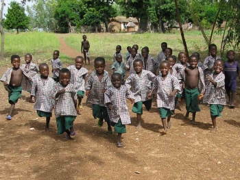 Kindergartenkinder toben auf dem Schulgelände