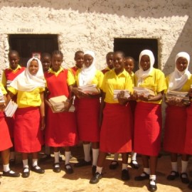 Neue Bücher für Girls’ Hope in Kenia Neue Bücher für Girls’ Hope in Kenia