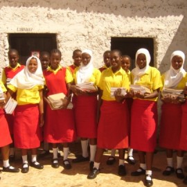 Neue Bücher für Girls’ Hope in Kenia