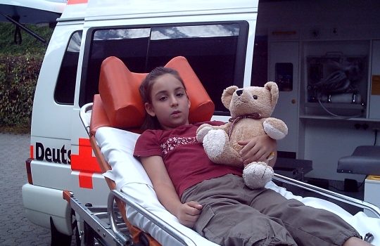 Verletztes Mädchen mit Trösterbär
