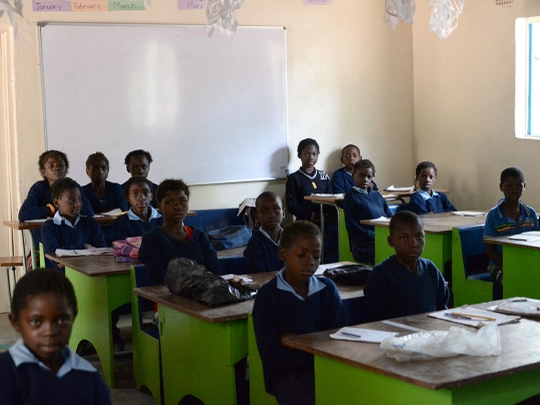 Schulkinder sitzen im Klassenzimmer